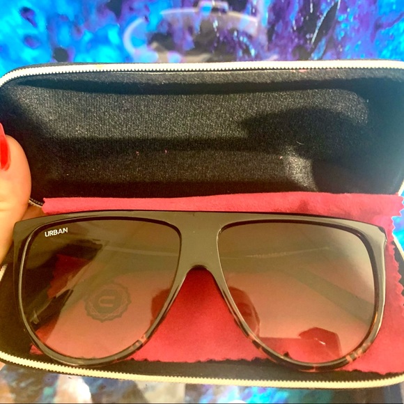 KIM K INSPIRED SUNNIES - Picture 2 of 2